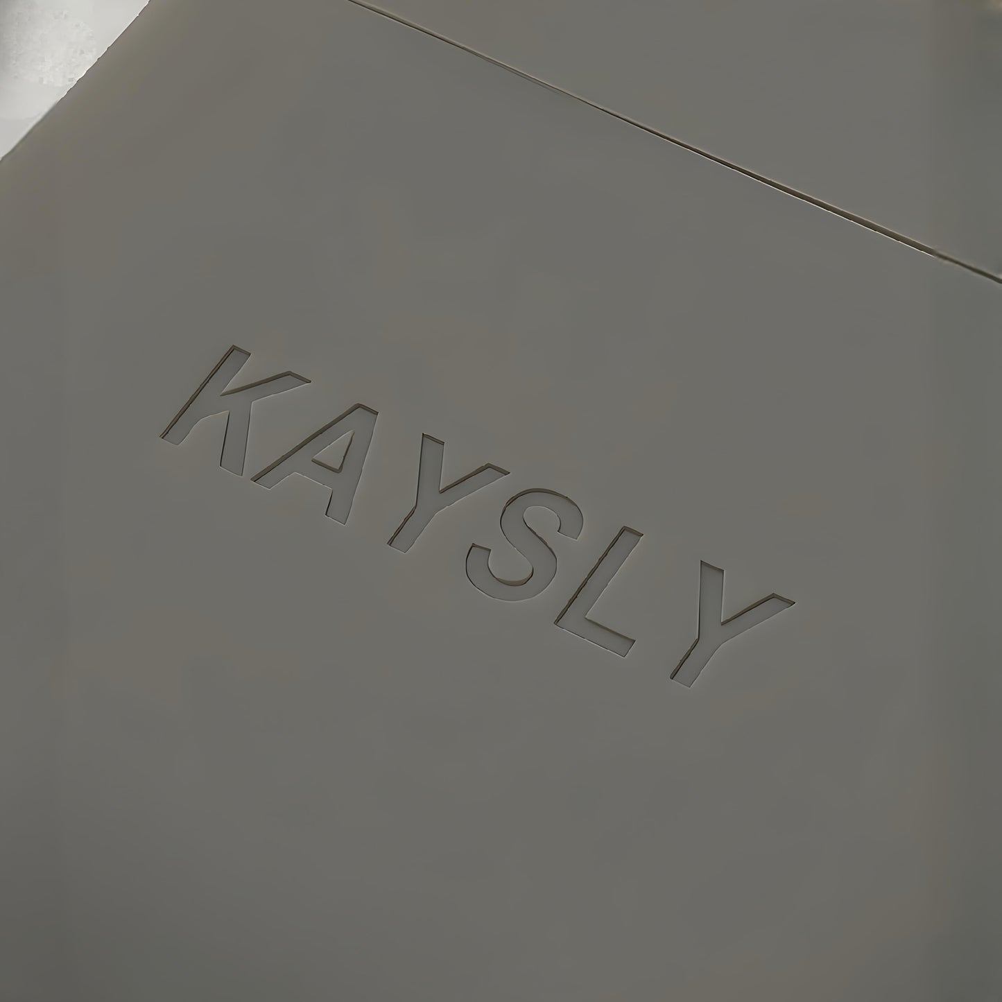 KAYSLY silikonskal för AirPods 4 i olivgrön/grå – close-up