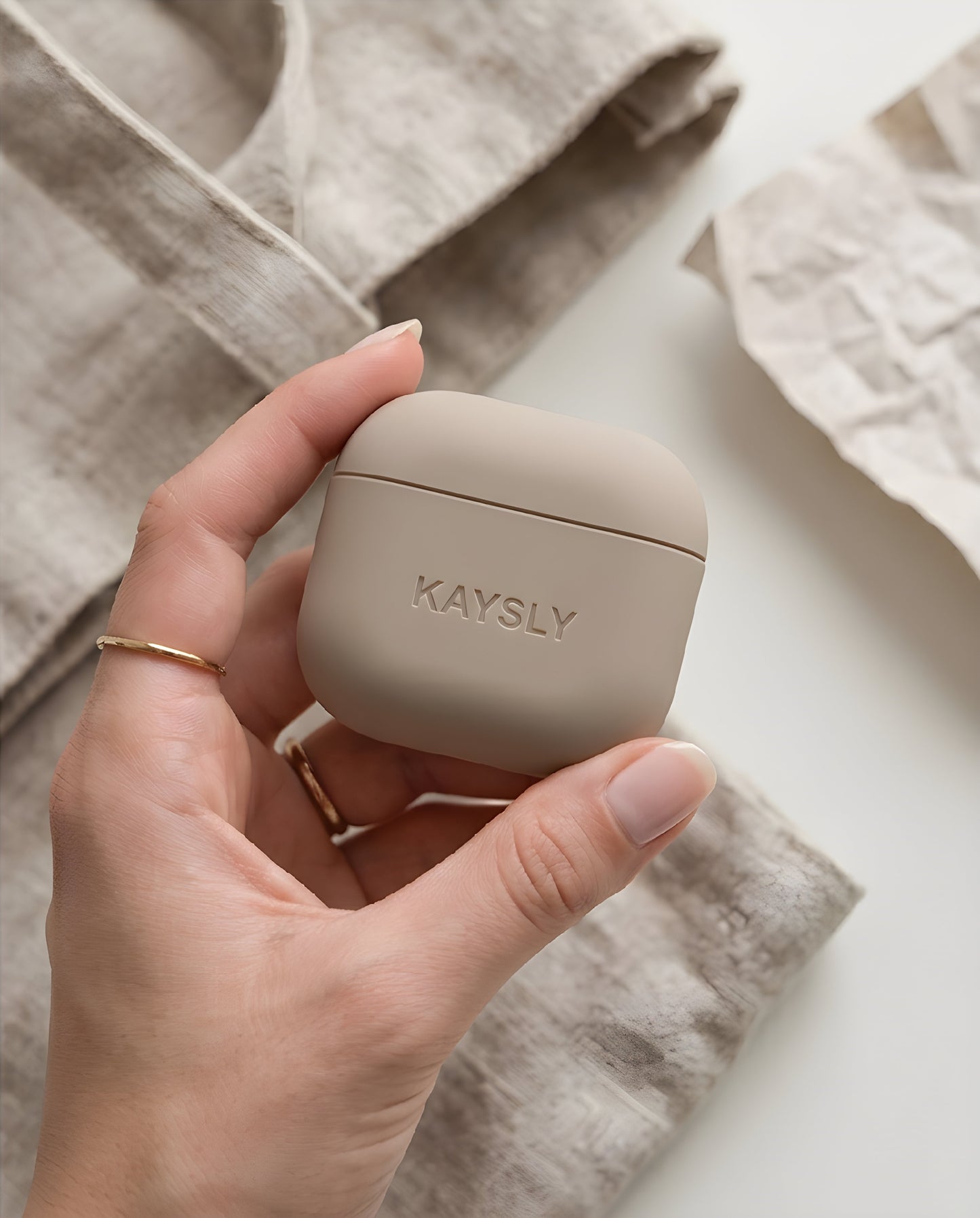 KAYSLY AirPod 4 Silikonskal Beige Trådlös Laddning - Lifestyle
