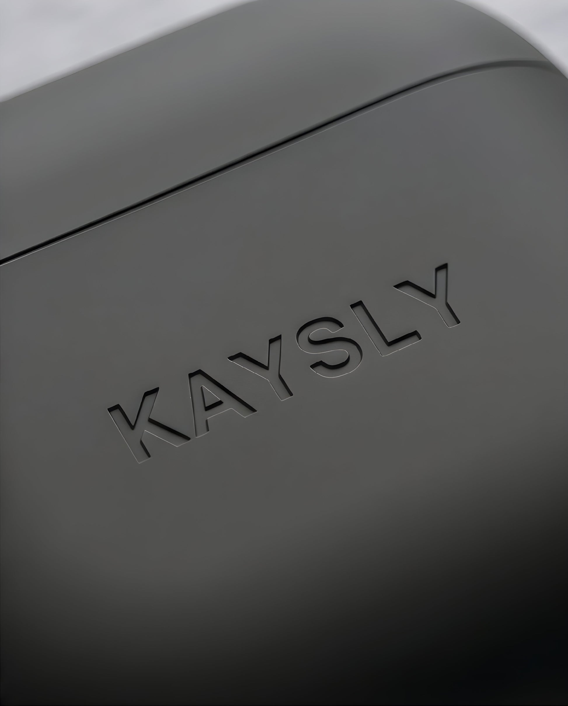 KAYSLY silikonskal för AirPods 4 i svart – närbild