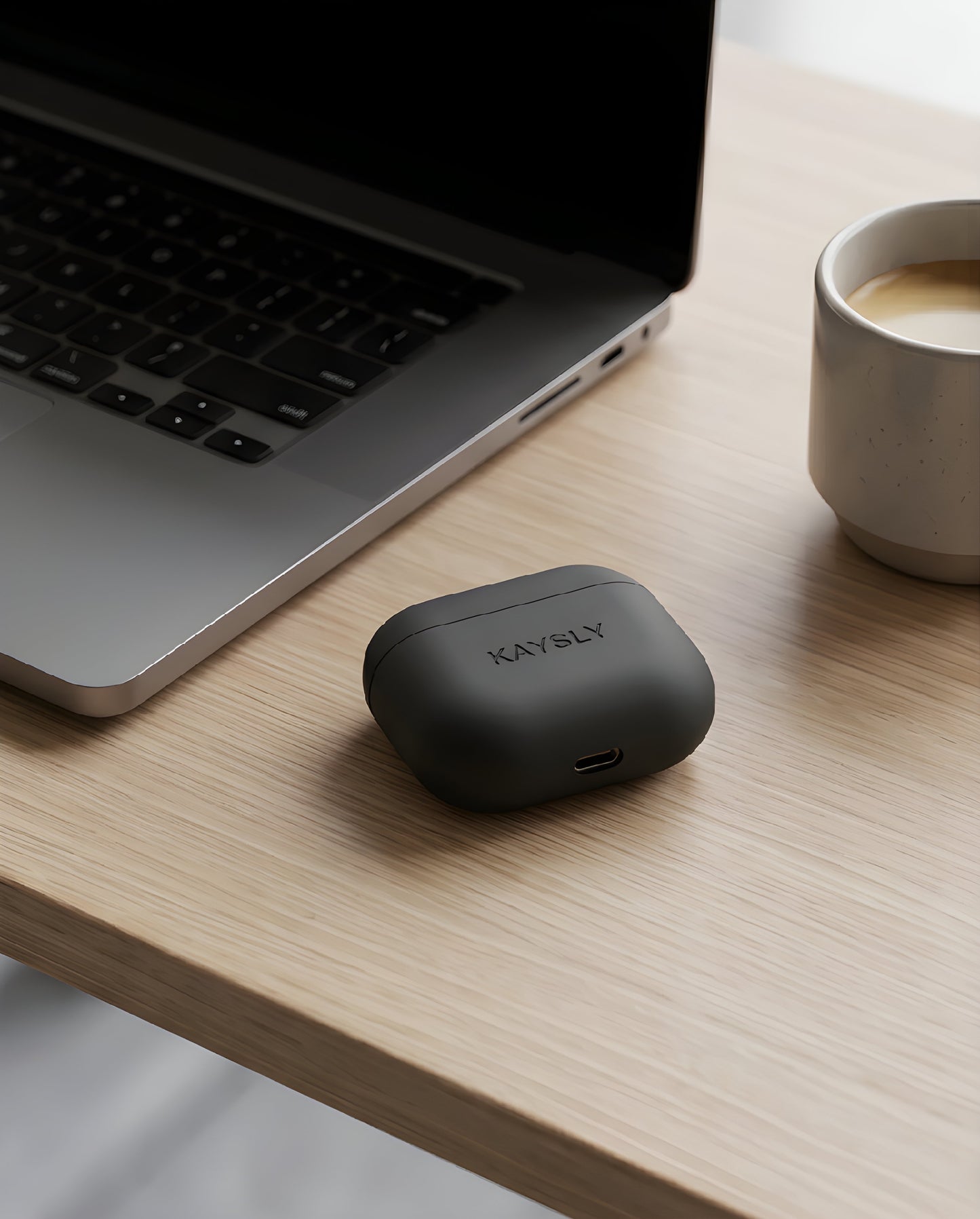 KAYSLY silikonskal för AirPods 4 i svart – lifestyle