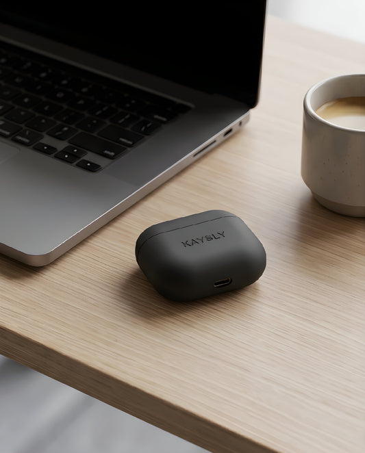 KAYSLY silikonskal för AirPods 4 i svart – lifestyle