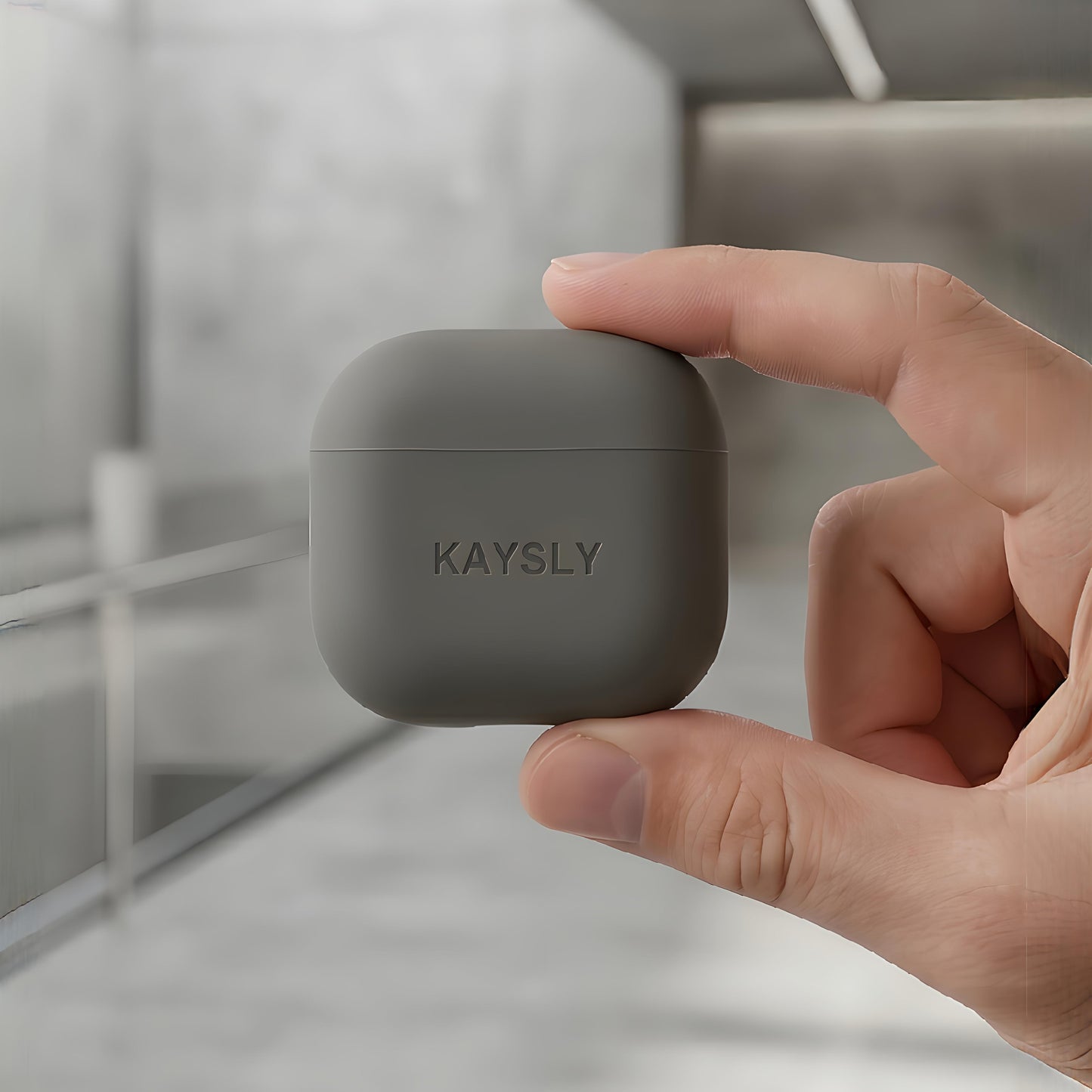 KAYSLY silikonskal för AirPods 4 i olivgrön/grå – mellan fingrar