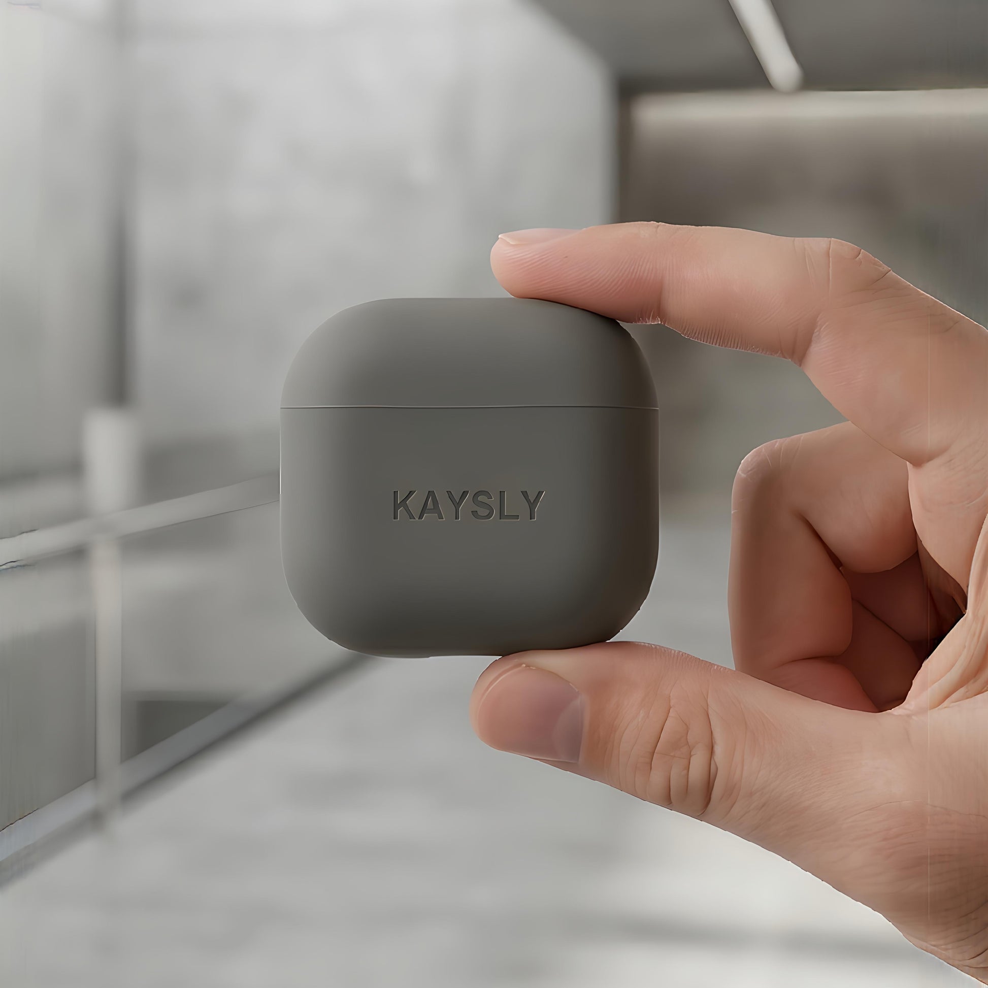 KAYSLY silikonskal för AirPods 4 i olivgrön/grå – mellan fingrar