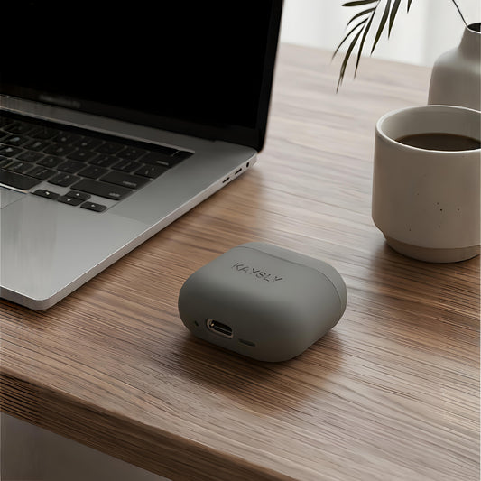 KAYSLY silikonskal för AirPods 4 i olivgrön/grå – lifestyle