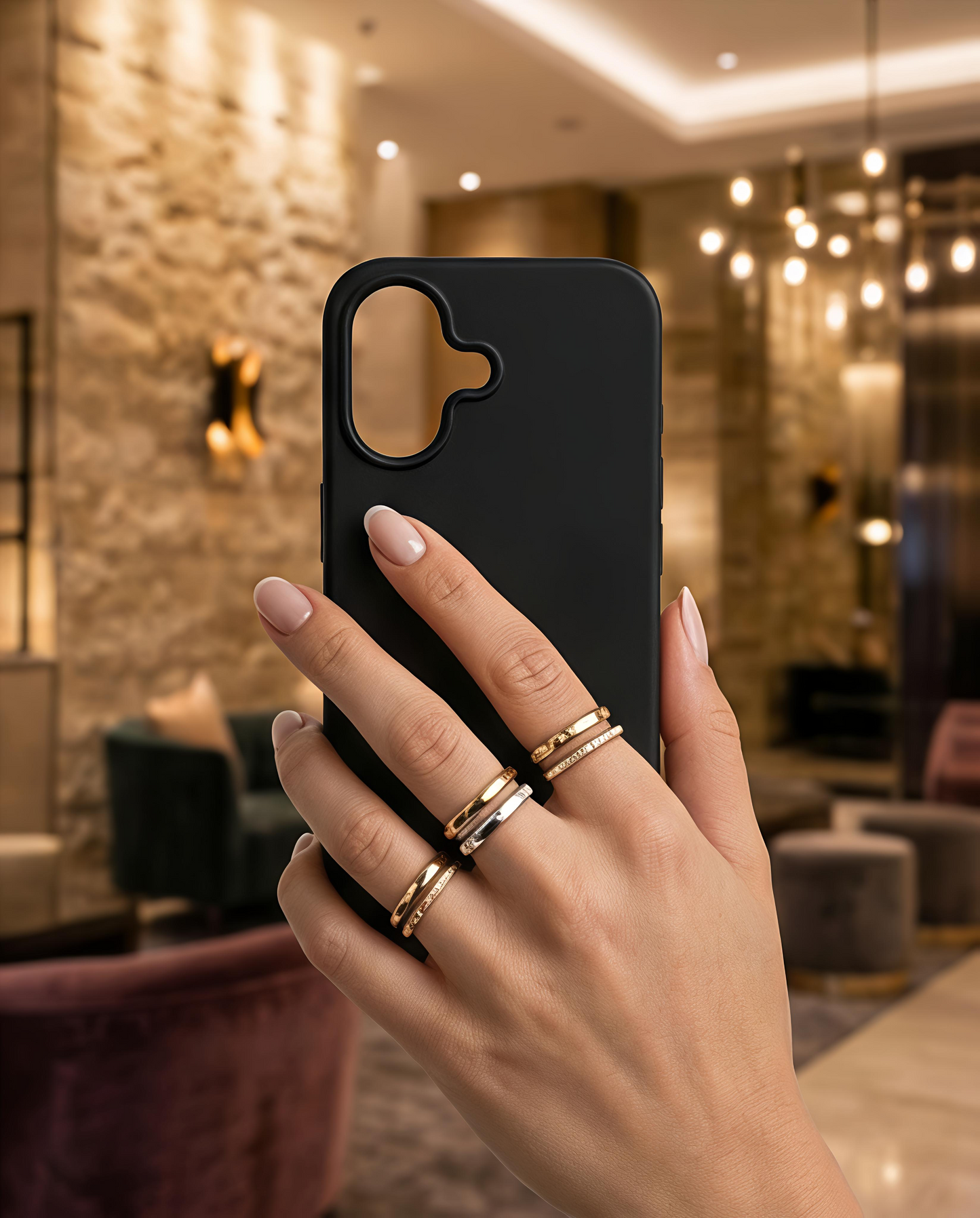 KAYSLY silikonskal för iPhone 17 i svart - handhållen baksida