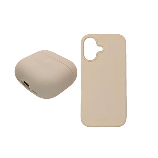 Bild som visar en iPhone 17 tillsammans med ett beige silikonskal för AirPods 4. Den stilrena designen och den neutrala färgen ger ett modernt och elegant intryck.