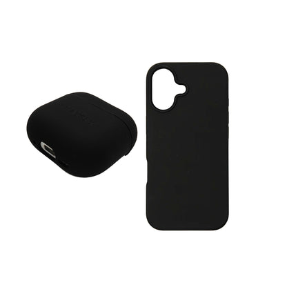 Bild som visar en iPhone 17 med ett svart silikonskal tillsammans med ett AirPods 4-skal i samma färg. Den stilrena designen och den harmoniska färgsättningen skapar ett modernt och enhetligt uttryck.