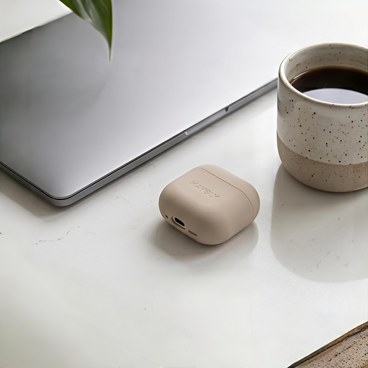 KAYSLY silikonskal för AirPods 4 i beige – lifestyle
